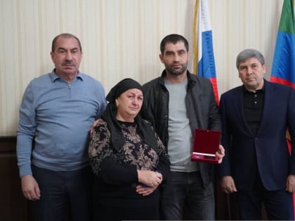 Ахмед Кулиев вручил медаль «За проявленное мужество» семье Рейзудина Исмаилова