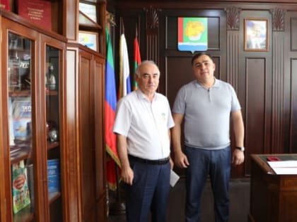 Глава Магарамкентского района присвоил работнику администрации района звание «Почетный гражданин Магарамкентского района»