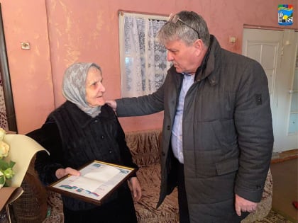 Героя труда Аминат Исалову поздравили с 8 марта