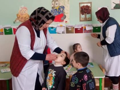Четыре розовые капельки и ребенку не страшен полиомиелит