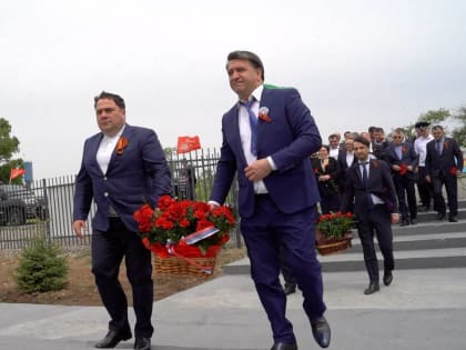Министр транспорта РД возложил цветы к мемориальной плите в «Саду памяти» в Хасавюртовском районе