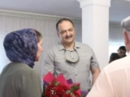 Глава Дагестана навестил семью Зейнудина Батманова