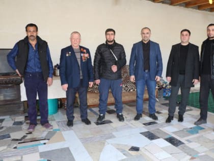 Министр цифрового развития РД Юрий Гамзатов в Магарамкентском районе посетил на дому семьи военнослужащих