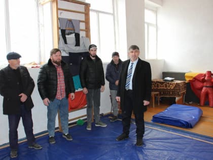 Депутат Садрудин Айгубов передал новый борцовский ковер для Изанинской средней школы