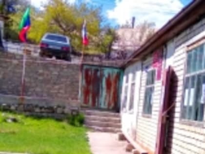 На годекане села Ингиши установили баннер с информацией о службе по контракту