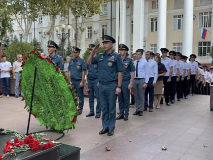 Память погибших сотрудников МВД почтили в Махачкале