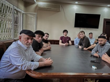 Глава МО «Унцукульский район» Иса Нурмагомедов встретился с призывниками срочной службы