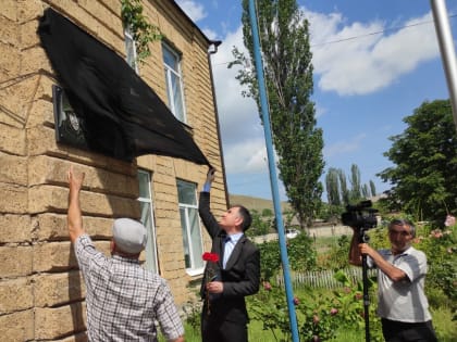 Мемориальные доски еще двум погибшим в СВО бойцам открыли в Сулейман-Стальском районе