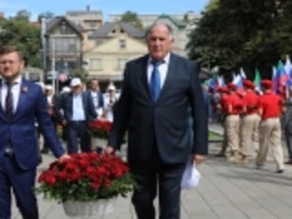 Абдулмуслим Абдулмуслимов возложил цветы к памятнику Неизвестному солдату и к Мемориалу Славы погибших сотрудников МВД