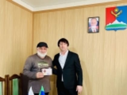 В Новолакском районе военнослужащим -контрактникам запаса вручили юбилейные медали, посвященные 25-летию разгрома международных бандформирований в 1999 году