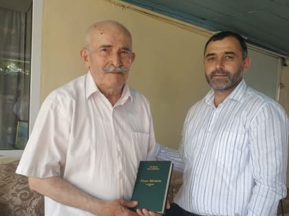 Руководство ДРПОО «Наш Дом» почтили вниманием ветерана труда Усманова Заирбега
