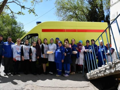 Единороссы Дагестана поздравили работников скорой медицинской помощи