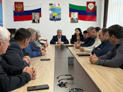 Первый рабочий день в администрации Кизилюрта стартовал с аппаратного совещания.