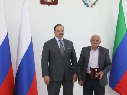 Глава Карабудахкентского района Махмуд Амиралиев поздравил заслуженного учителя РД