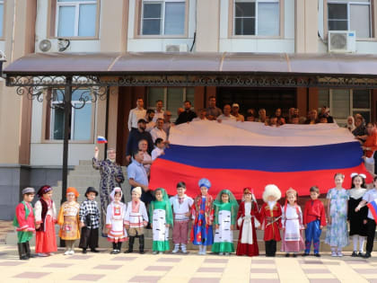 Праздничное мероприятие ко Дню России провели в Казбековском районе