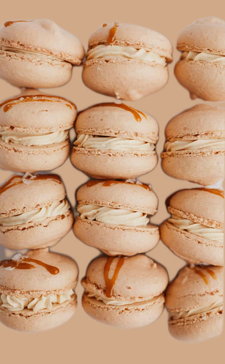 Macaron salted caramel góc 3