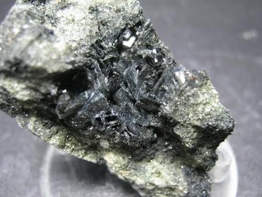 Hornblenda from Somma Vesuvio, Nápoles, Campania, Italia — Terrium