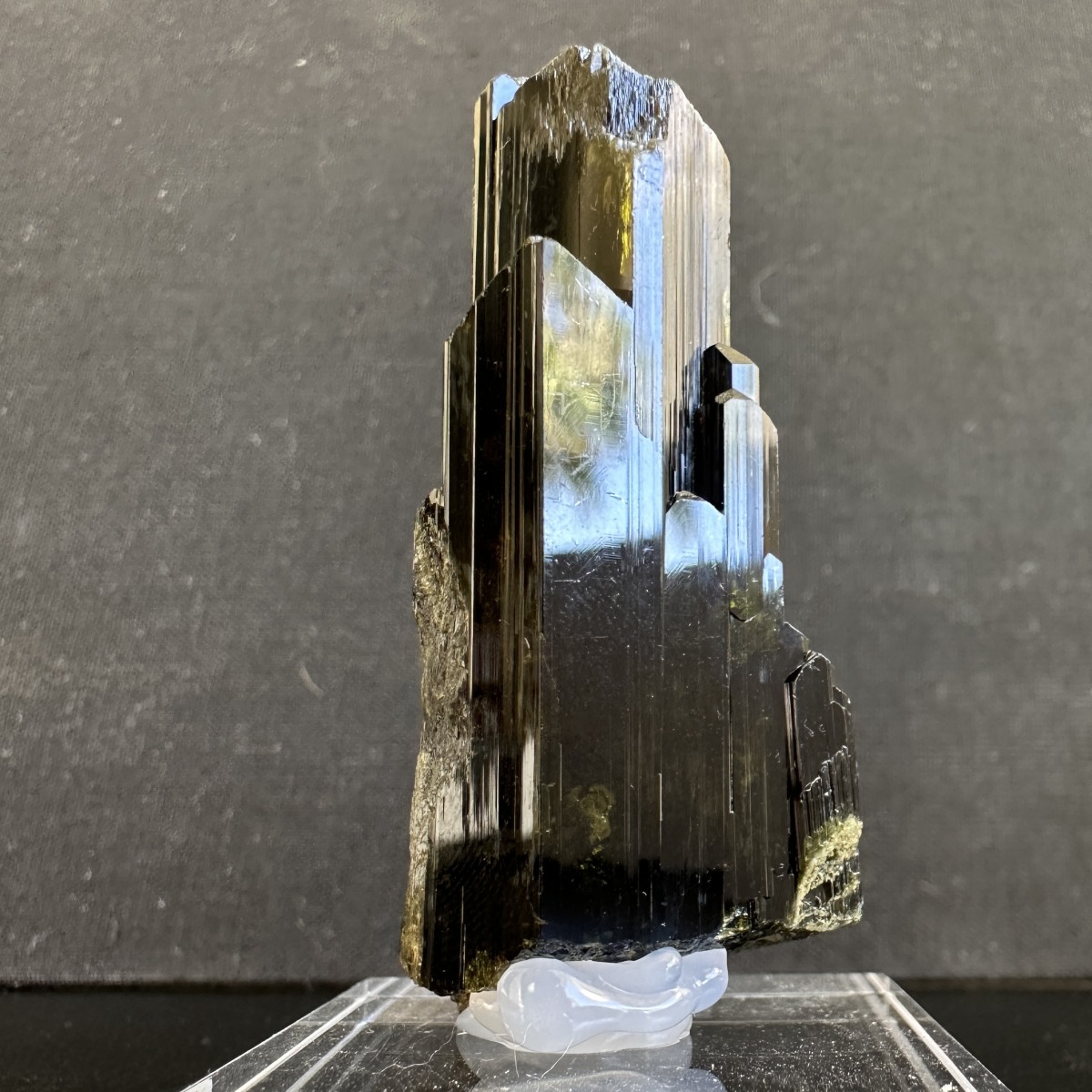 Epidota from Knappenwand, Neukirchen am Großvenediger, Pinzgau, Salzburgo, Austria — Terrium