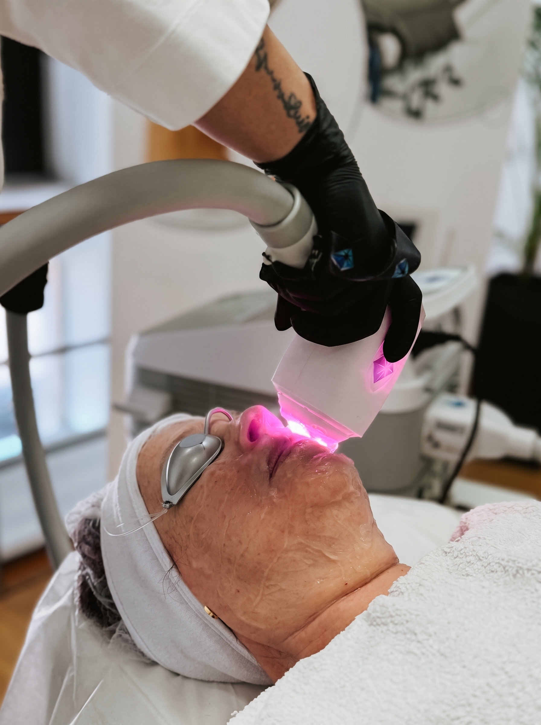 Jaqueline Cabral, especialista em unhas naturais Bio Sculpture e depilação laser