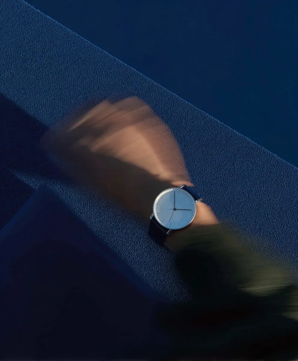 une montre mis en valeur sur un poignet