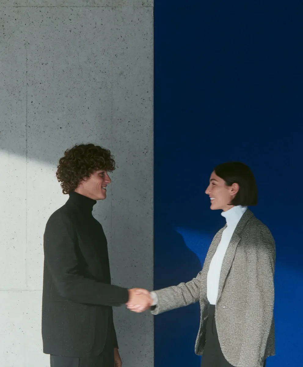 Deux personnes qui se serrent la main