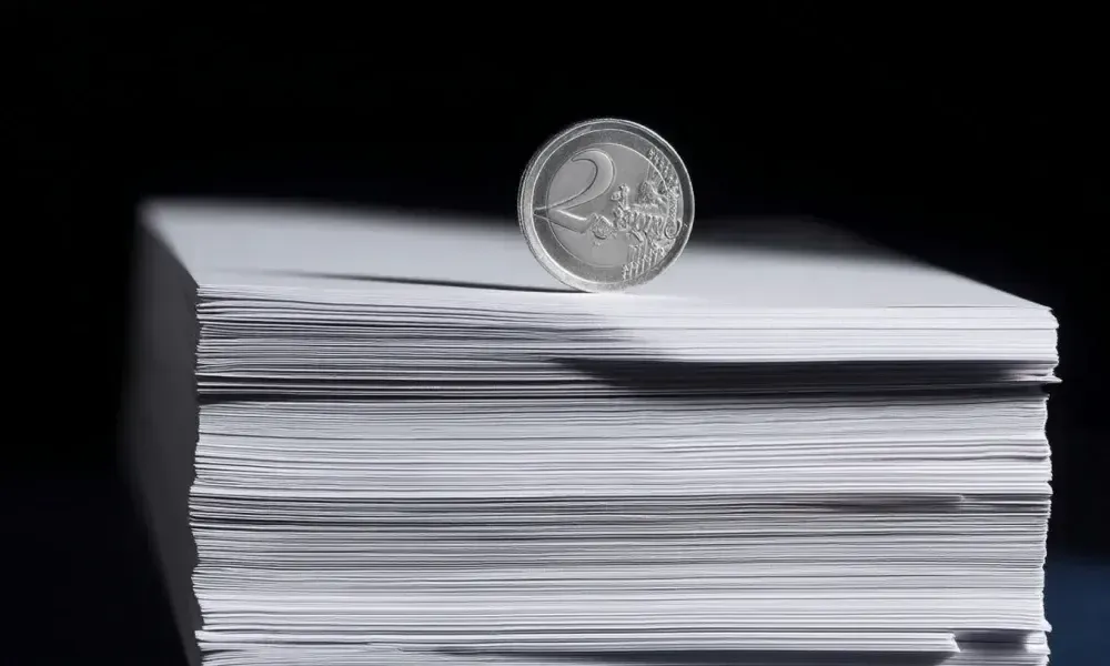 une pièce roulant sur une pile de papier
