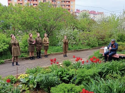 «Единая Россия» провела парад у дома ветерана