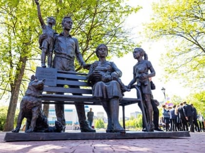 В Калининграде открыли памятник «Счастливая семья», в котором отобразили идею многодетности