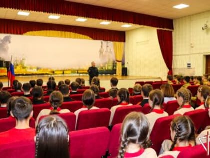 В школе № 19 г. Йошкар-Олы сотрудник спецподразделения Росгвардии провел с учащимися познавательное занятие