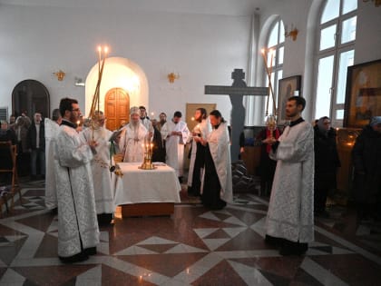 Митрополит Иоанн совершил заупокойное богослужение в Воскресенском соборе