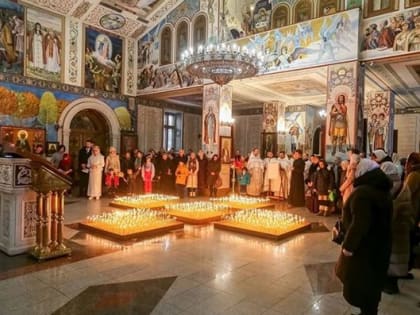 В столичном храме зажгли свыше 1 000 свечей и помолились у редкой иконы в память о нерожденных детях