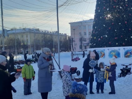 В Йошкар-Оле на площади Ленина проходит развлекательная программа “Новогодний переполох”