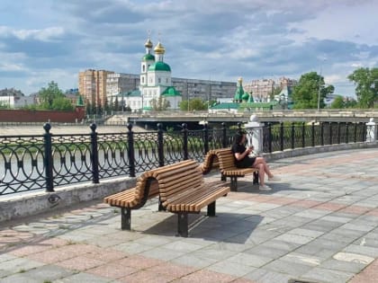 В Йошкар-Оле на набережной устанавливают долгожданные скамейки
