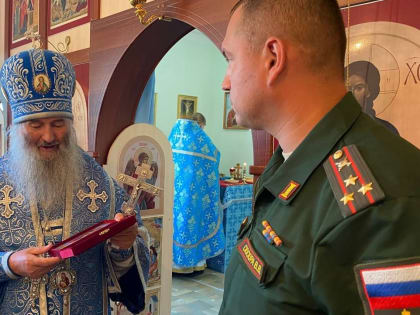 В Марий Эл командир части из рук митрополита получил иконы