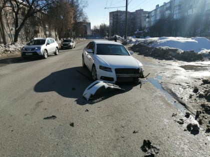 В Йошкар-Оле 8 марта у школы №23 столкнулись Mercedes и Audi