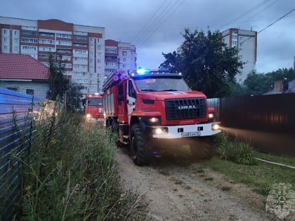 В результате ночного пожара в частном секторе Йошкар-Олы сгорела часть крыши