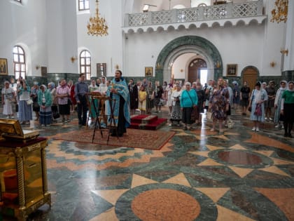 В Благовещенском соборе совершаются молебны с акафистом Пресвятой Богородице перед ковчегом с частью Ее пояса