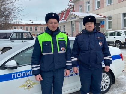 Полицейские помогли семье с младенцем выбраться из машины, съехавшей с дороги в кювет