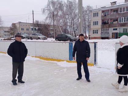 «Партийный десант» проверил готовность катка в селе Эмеково