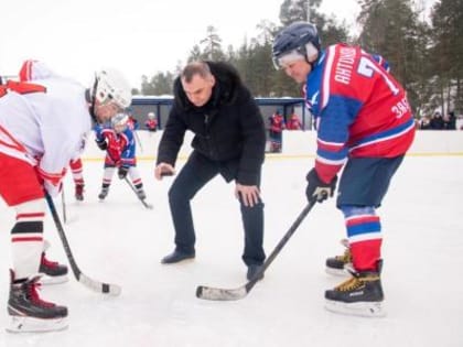 Жительница Марий Эл подарила Юрию Зайцеву вышитую карту республики