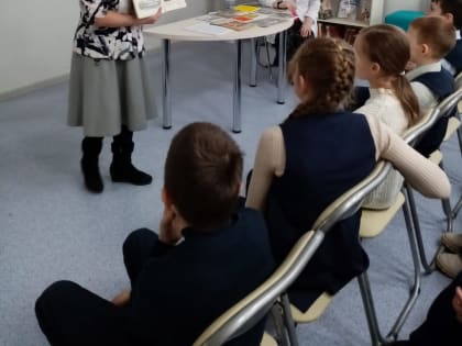 В Йошкар-Оле в библиотеке №25 прошел час мужества «Какое слово страшное – Блокада» для учеников 4 класса гимназии №4