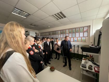 Единороссы провели для школьников открытый урок по начальной военной подготовке