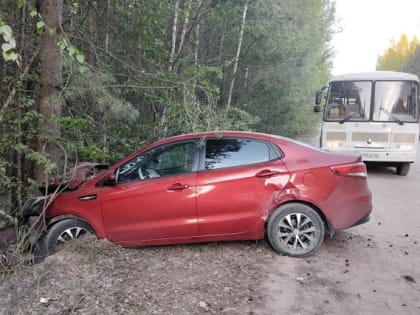 Водитель Kia получила травмы после столкновения иномарки с автобусом