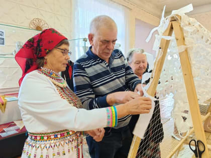 В день единения российского народа единороссы Советского района провели очередной мастер-класс по изготовлению маскировочных сетей