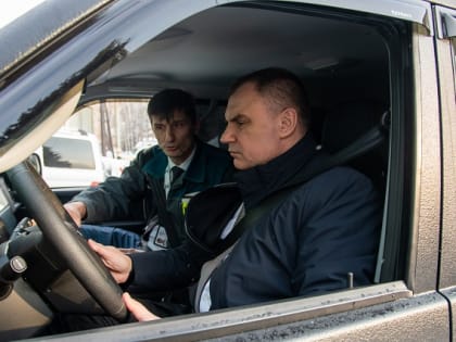 Глава Марий Эл Юрий Зайцев проехал за рулём нового автомобиля УАЗ