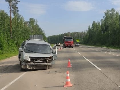 В результате столкновения двух автомобилей на Казанском тракте травмы получили два человека