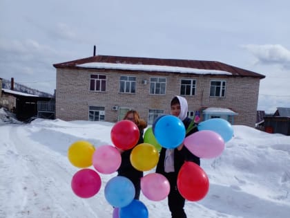 Подростки    Республики  Алтай провели праздничные  уличные акции.