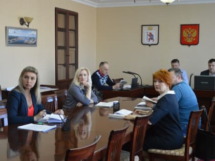 Подготовка к очередной сессии городского Собрания продолжается