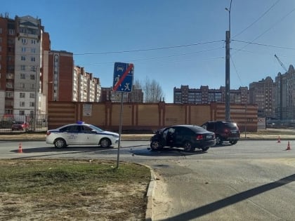 В Йошкар-Оле на улице Петрова столкнулись две иномарки