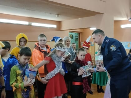 Сотрудники следственного управления СКР по Марий Эл поздравили детей из школы-интерната с Новым годом